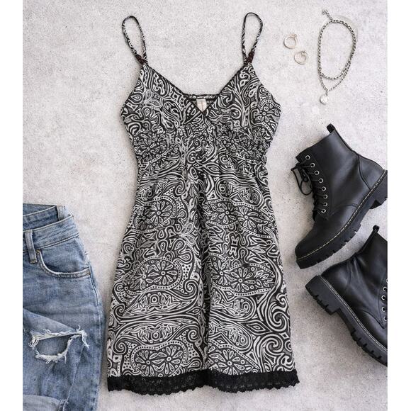 No Boundaries Dresses & Skirts - Vtg No Boundaries Paisley Slip Dress Womens Small Black White Y2K Grunge Mini